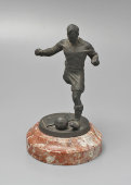 Советская спортивная скульптура «Футболист» на мраморной подставке, белый металл, меднение, 1940-е