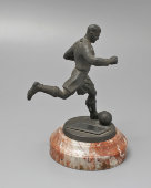 Советская спортивная скульптура «Футболист» на мраморной подставке, белый металл, меднение, 1940-е