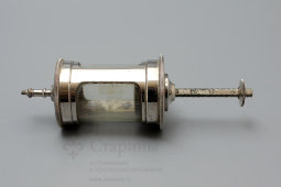Старинный медицинский шприц в металлическом футляре 