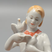 Статуэтка «Пионерка с голубями», скульптор Столбова Г. С., фарфор ЛФЗ, 1950-60 гг.