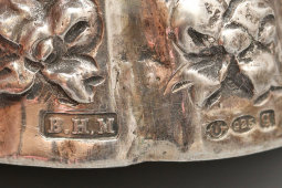 Старинный колокольчик для вызова прислуги «Дама с корзиной», B.H.M., белый металл, Европа, нач. 20 в.