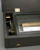 Антикварная музыкальная шкатулка