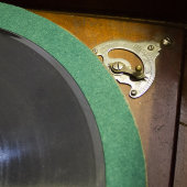 Старинный антикварный граммофон тумбовый с внутренней трубой