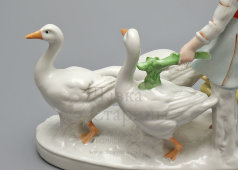 Статуэтка «Девочка с гусями», фарфор, мануфактура Weiß, Kühnert & Co., Графенталь (Grafenthal​), ГДР, 1950-72 гг.