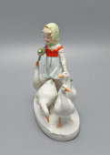 Статуэтка «Девочка с гусями», фарфор, мануфактура Weiß, Kühnert & Co., Графенталь (Grafenthal​), ГДР, 1950-72 гг.