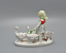 Статуэтка «Девочка с гусями», фарфор, мануфактура Weiß, Kühnert & Co., Графенталь (Grafenthal​), ГДР, 1950-72 гг.