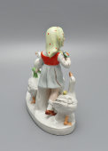 Статуэтка «Девочка с гусями», фарфор, мануфактура Weiß, Kühnert & Co., Графенталь (Grafenthal​), ГДР, 1950-72 гг.