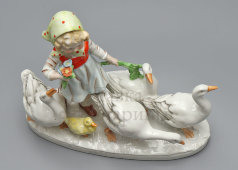 Статуэтка «Девочка с гусями», фарфор, мануфактура Weiß, Kühnert & Co., Графенталь (Grafenthal​), ГДР, 1950-72 гг.