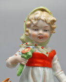 Статуэтка «Девочка с гусями», фарфор, мануфактура Weiß, Kühnert & Co., Графенталь (Grafenthal​), ГДР, 1950-72 гг.