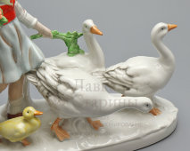 Статуэтка «Девочка с гусями», фарфор, мануфактура Weiß, Kühnert & Co., Графенталь (Grafenthal​), ГДР, 1950-72 гг.