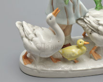 Статуэтка «Девочка с гусями», фарфор, мануфактура Weiß, Kühnert & Co., Графенталь (Grafenthal​), ГДР, 1950-72 гг.