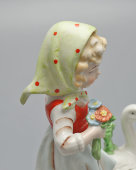 Статуэтка «Девочка с гусями», фарфор, мануфактура Weiß, Kühnert & Co., Графенталь (Grafenthal​), ГДР, 1950-72 гг.