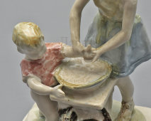 Авторская нетиражная статуэтка «Помощница», скульптор Александрова-Рославлева В. В., фарфор, СССР, 1950-60 гг.