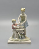 Авторская нетиражная статуэтка «Помощница», скульптор Александрова-Рославлева В. В., фарфор, СССР, 1950-60 гг.