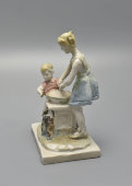 Авторская нетиражная статуэтка «Помощница», скульптор Александрова-Рославлева В. В., фарфор, СССР, 1950-60 гг.