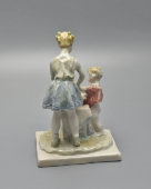 Авторская нетиражная статуэтка «Помощница», скульптор Александрова-Рославлева В. В., фарфор, СССР, 1950-60 гг.