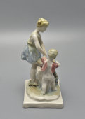 Авторская нетиражная статуэтка «Помощница», скульптор Александрова-Рославлева В. В., фарфор, СССР, 1950-60 гг.
