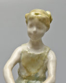 Авторская нетиражная статуэтка «Помощница», скульптор Александрова-Рославлева В. В., фарфор, СССР, 1950-60 гг.