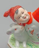 Винтажная статуэтка «Мальчик с кроликом», фарфор, Китай, 1950-70 гг.