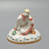 Статуэтка «Младший брат» из триптиха по сказке «Царевна-лягушка», скульптор Лотов Н. А., фарфор, Вербилки, 1950-60 гг.