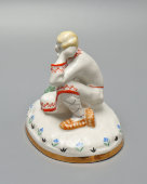 Статуэтка «Младший брат» из триптиха по сказке «Царевна-лягушка», скульптор Лотов Н. А., фарфор, Вербилки, 1950-60 гг.