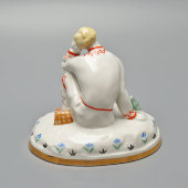 Статуэтка «Младший брат» из триптиха по сказке «Царевна-лягушка», скульптор Лотов Н. А., фарфор, Вербилки, 1950-60 гг.