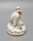 Статуэтка «Младший брат» из триптиха по сказке «Царевна-лягушка», скульптор Лотов Н. А., фарфор, Вербилки, 1950-60 гг.