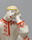 Статуэтка «Младший брат» из триптиха по сказке «Царевна-лягушка», скульптор Лотов Н. А., фарфор, Вербилки, 1950-60 гг.