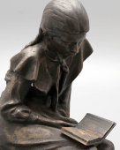Скульптура «Пионерка с книгой», скульптор Верич Я. Г., чугун, Кусинский завод, 1957 г.