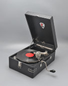 Советский патефон чемоданного типа (портативный граммофон), модель ПТ-3, Ордена Ленина завод «Молот», Вятские поляны, 1951-54 гг.
