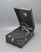 Советский патефон чемоданного типа (портативный граммофон), модель ПТ-3, Ордена Ленина завод «Молот», Вятские поляны, 1951-54 гг.