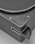 Советский патефон чемоданного типа (портативный граммофон), модель ПТ-3, Ордена Ленина завод «Молот», Вятские поляны, 1951-54 гг.