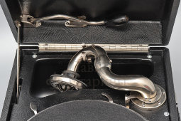 Советский патефон чемоданного типа (портативный граммофон), модель ПТ-3, Ордена Ленина завод «Молот», Вятские поляны, 1951-54 гг.