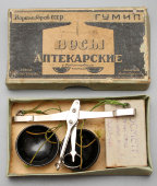 Советские аптекарские весы с бакелитовыми чашками, завод «Красногвардеец», 1930-40 гг.