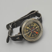 Спиртовой компас пилота времен Второй мировой войны «Baumuster AK39​», бакелит, кожаный ремешок, Германия, 1939 г.