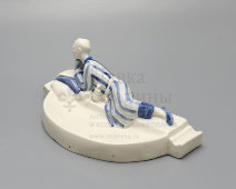 Фарфоровая пепельница «Право на отдых» из письменного прибора «Обсуждение проекта Сталинской конституции в колхозе Узбекистана», кобальтовая роспись, ЛФЗ, 1941-46 гг.