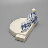 Фарфоровая пепельница «Право на отдых» из письменного прибора «Обсуждение проекта Сталинской конституции в колхозе Узбекистана», кобальтовая роспись, ЛФЗ, 1941-46 гг.