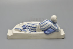 Фарфоровая пепельница «Право на отдых» из письменного прибора «Обсуждение проекта Сталинской конституции в колхозе Узбекистана», кобальтовая роспись, ЛФЗ, 1941-46 гг.