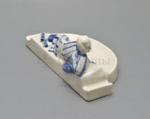 Фарфоровая пепельница «Право на отдых» из письменного прибора «Обсуждение проекта Сталинской конституции в колхозе Узбекистана», кобальтовая роспись, ЛФЗ, 1941-46 гг.