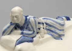 Фарфоровая пепельница «Право на отдых» из письменного прибора «Обсуждение проекта Сталинской конституции в колхозе Узбекистана», кобальтовая роспись, ЛФЗ, 1941-46 гг.