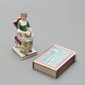 Статуэтка-миниатюра «Рукодельница», фарфор, Эрнст Боне и сыновья (Ernst Bohne & Söhne), Тюрингия, Германия, 1900-1910 гг.