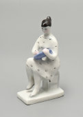 Статуэтка «Вышивальщица», скульптор Столбова Г. С., художник Лупанова Е. Н., ЛФЗ, 1962 г.