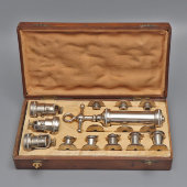 Антикварный прибор фармацевта-аптекаря, шприц, насос для изготовления таблеток, в комплекте полный набор насадок, фирма H. Steinbuch, Австрия, 1920-е