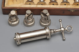 Антикварный прибор фармацевта-аптекаря, шприц, насос для изготовления таблеток, в комплекте полный набор насадок, фирма H. Steinbuch, Австрия, 1920-е