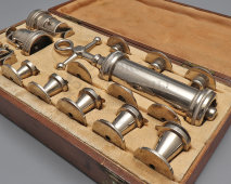 Антикварный прибор фармацевта-аптекаря, шприц, насос для изготовления таблеток, в комплекте полный набор насадок, фирма H. Steinbuch, Австрия, 1920-е