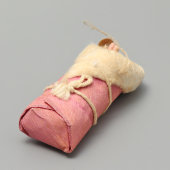 Советская ватная ёлочная игрушка «Поросенок в розовом конверте», Москва, 1930-40 гг.