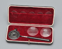 Старинный офтальмоскоп «Liebreich's Ophthalmoscope» в футляре с красным бархатом, Германия, 1870-е