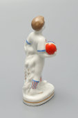 Статуэтка «Юный динамовец», скульптор Интизарян​ М. А.​, Барановский фарфоровый завод, 1950-60 гг.