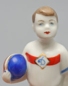 Статуэтка «Юный динамовец», скульптор Интизарян​ М. А.​, Барановский фарфоровый завод, 1950-60 гг.