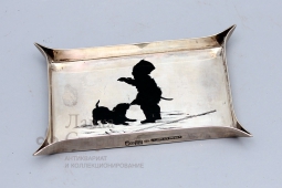 Антикварный серебряный лоточек «Мальчик с собакой», 84 проба, фирма «Shanks & Bolin», Россия, 1886 г.